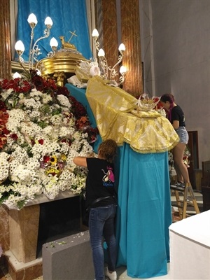 Ofrenda de flores en honor a la Mare de Déu l´Assumpció