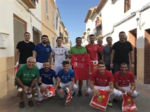 Partida de pilota valenciana el jueves con los equipos "Rojos i Blaus" junto a Sergio Villalba, concejal de Deportes y Bernabé Cano, alcalde de La Nucia