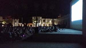 La proyección de la película Coco reunió a unas 500 personas en la plaça dels Músics