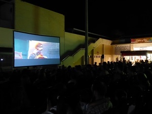 El público llenó la plaza del Sol para ver cine gratuito al aire libre