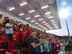 La "marea roja" respondió y más de 2.000 personas llenaron el nuevo “Estadi Olímpic Camilo Cano”