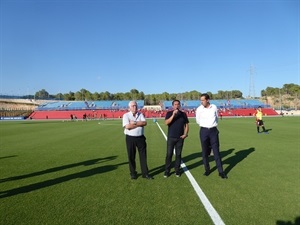 Tomás Llorens, pte. histórico del CF La Nucia, Raúl Gómez, actual pte. del club junto a Bernabé Cano, alcalde de La Nucia durante la inauguración