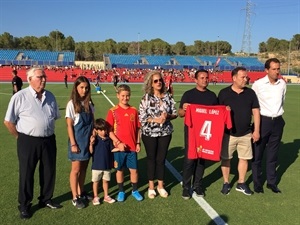 La familia del jugador del juvenil Miguel Lopez en el homenaje a su hijo