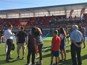 Un aplauso cerrado al final del homenaje y en el minuto 4 del partido marcaron esta inauguración