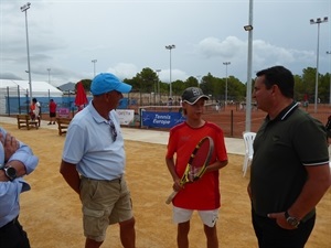 El jóven jugador ruso Pavel Lagutinl y Gonzalo Morell, dtor. del Torneo junto a Bernabé Cano, alcalde de La Nucia