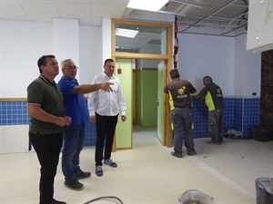 Bernabé Cano, alcalde de La Nucia y Sergio Villalba, concejal de Educación visitando las obras del aula en el Colegio Sant Rafael