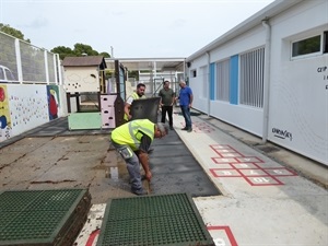 Una de las actuaciones ha sido el acondicionamiento del caucho en Colegio La Muixara