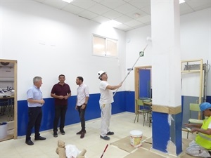 Antonio Olivo, Dtor. Escuela de Oficios, Serafína López, concejal de Empleo y Bernabé Cano, alcalde de La Nucia visitando la nueva aula