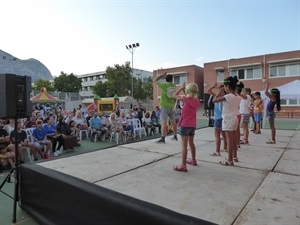 Cada una de las seis clases de l´Escola d´Estiu subió al escenario en este festival