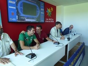 Bernabé Cano, alcalde de La Nucía, hablando con el atleta alicantino Jorge Ureña