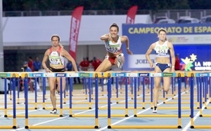 Las atletas en pleno esfuerzo en los 110 metros vallas final