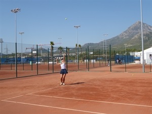 Ariana Geerlings sacando en la final femenina del “David Ferrer Tennis Europe Junior Tour under 14”