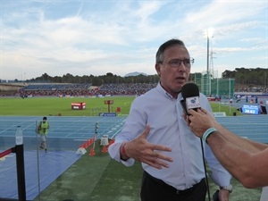Jean Gracia atendiendo a los medios en el Estadi Olímpic