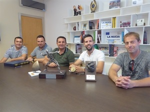 Pere Roc II en la recepción oficial junto a Bernabé Cano, alcalde de La Nucía, Sergio Villalba, concejal de Deportes y los representantes del Club de Pilota Valenciana de La Nucía: Juan Vicente Berenguer y Dani Flores