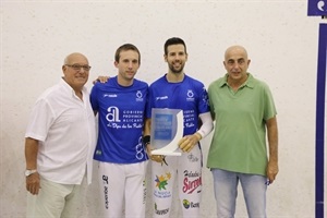 Pere Roc II y Héctor con el trofeo de campeones del Trofeo Diputació d'Escala i Corda