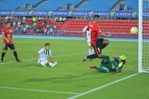 Juanan manda la pelota al lateral de la red con todo a favor, ante el desespero de la grada que ya veía el gol