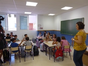 La nueva aula de tercero del Colegio Sant Rafel ha supuesto la anulación de espacios comunes, mermando la calidad de la enseñanza