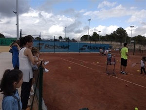 Escolares de todas las edades visitaron la Academia de Tenis Ferrer