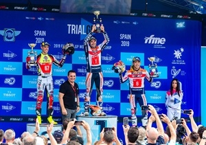 Podium final en TrilaGP en el Mundial de La Nucía con 1º Toni Bou, 2º Adam Raga y 3º Takisha Fujinami, junto a Bernabé Cano, alcalde de La Nucía