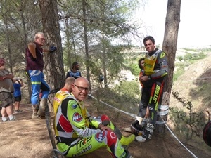 Jordi Tarrés (7 veces campeón del mundo de trial) en La Nucía con el equipo TRRS conversa con Doug Lampkin (7 veces campeón del mundo de Trial) en La Nucía con el equipo Vértigo