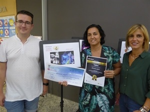 Pepe Cano, concejal de Redes Sociales y Mª Jesús Jumilla, concejala de Turismo entregando el primer premio a Eva Graña