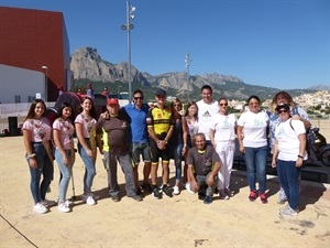 Voluntarios, servicios técnicos junto a la reina y damas y concejales