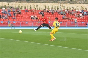 Javi Cabezas rematando en el primer gol nuciero