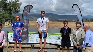 Miguel Bou en lo más alto del podium de la clasificación final de la Copa de España de Aguas Abiertas