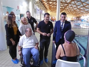 La segunda silla mejora la accesibilidad a la Piscina Infantil de la Piscina Climatizada