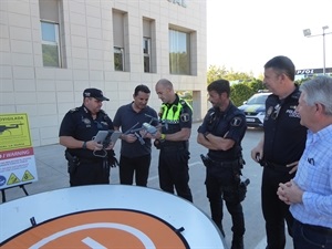 Los agentes de la Policía Local explicando el funcionamiento del Dron a Bernabé Cano, alcalde de La Nucía, Serafín López, concejal Seguridad y Javier Burrueco, jefe de la Policía Local