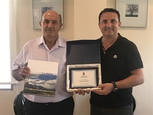 Pepe Llorens, recibió una placa conmemorativa de su jubilación de manos de Bernabé Cano, alcalde de La Nucía
