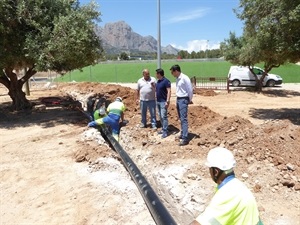 Pepe Llorens dirigiendo  unas obras en la Ciutat Esportiva junto al concejal Miguel Ángel Ivorra y el alcalde Bernabé Cano