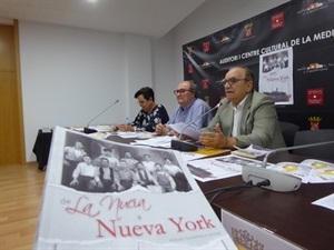 El escritor Miguel Guardiola durante su intervención en la presentación del libro, junto a Pedro Lloret, concejal de Cultura y Teresa Morell, profesora UA