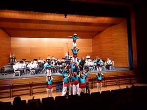 La "Muixeranga Marina Baixa" realizando la "carrossa" de cuatro alturas durante el concierto de la banda de la Unió Musical La Nucía