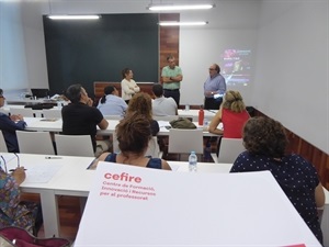 La ponente Gema Sala del MARQ Alicante, Santiago Rodríguez, Asesor CEFIRE en Marina Baixa y Pedro Lloret, concejal de Cultura, en la apertura del curso