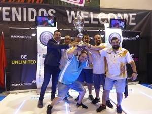 Sergio Villalba, concejal de Deportes entregó el premio al club La Cala de Ripollet ganadores del premio "Mejor Club"