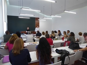 60 profesores y coordinadores de centros escolares de la Marina Baixa asistieron a esta reunión