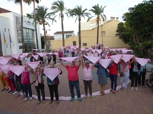 Un "Gran Lazo Humano Rosa" llenó la plaça de l´Almàssera el sábado por la tarde