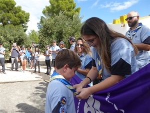 Andreu Aznar recibe su pañoleta tras un año de escultismo