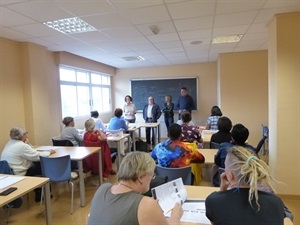 Inicio del curso escolar de la Escuela de Adultos con la visita de Sergio Villalba, concejal de Educación, visitó la aulas, junto a Mª Jesús Jumilla, concejala de Juventud y Pedro Lloret, concejal de cultura