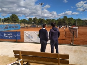 Bernabé Cano, alcalde de La Nucía, viendo uno de los partidos del Torneo ITF sub 18