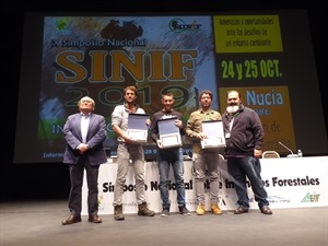 Los tres premiados en el SINIF 2019 con sus galardones en el escenario de l'Auditori de La Nucía