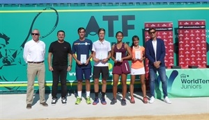 Los campeones del torneo Naroa Aranzábal y Óscar Pinto y los subcampeones Roa y Gaubas junto a David Ferrer, Antonio Martínez Cascales y Bernabé Cano, alcalde de La Nucía