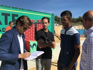 David Ferrer firmando un autógrafo a un jugador indio del torneo