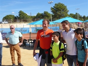 El extenista David Ferrer se fotografió con los aficionados al tenis más jóvenes