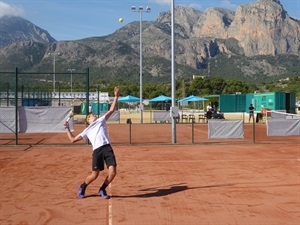 El jugador lituano Vilius Gaubas, sacando en la final masculina