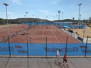 La Academia de Tenis Ferrer de La Nucía está situada junto al Estadi Olímpic Camilo Cano