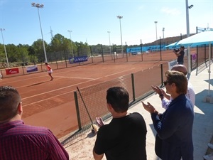 David Ferrer y Bernabé Cano, alcalde de La Nucía, aplaudiendo a las jugadoras de la final femenina del torneo