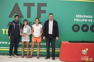 Naroa Aranzábal y María Dolores López ganaron los dosbles femeninos, cuyos premios fueron entregados por Sergio Villalba, concejal de Deportes