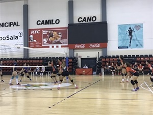 El equipo Cadete del Club Voley La Nucia durante su partido frente al Racing Playa San Juan